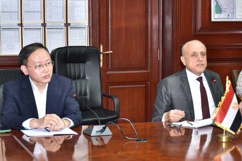 محافظ الأقصر يستقبل وفدًا صينيًا لبحث فرص الاستثمار السياحي والزراعي والطاقة