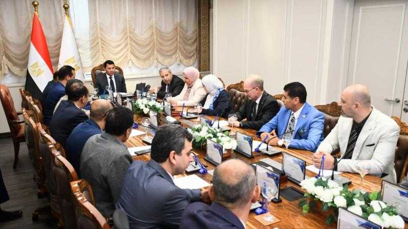 وزير الشباب والرياضة يلتقي مسؤولي مشروع القوافل التعليمية في نسخته الثانية عشرة