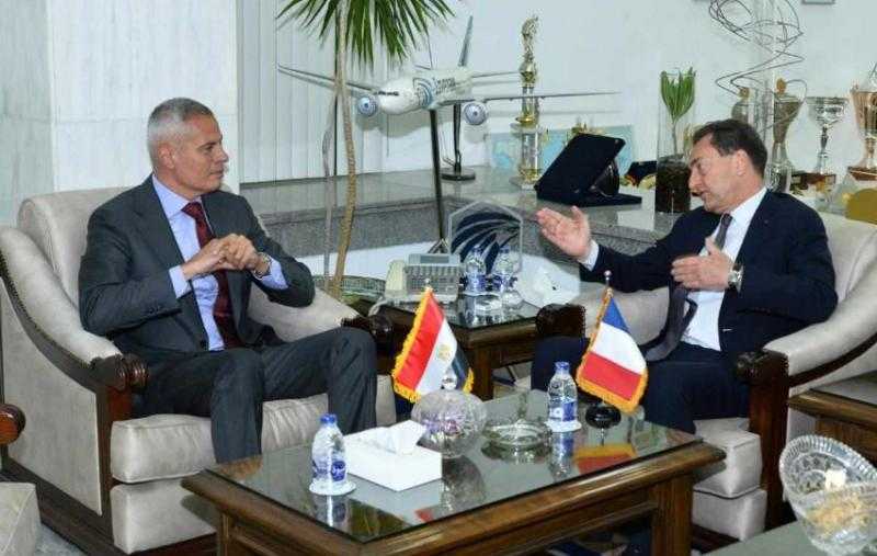 لدعم سبل التعاون المشترك.. رئيس شركة مصر للطيران يستقبل السفير الفرنسي بالقاهرة