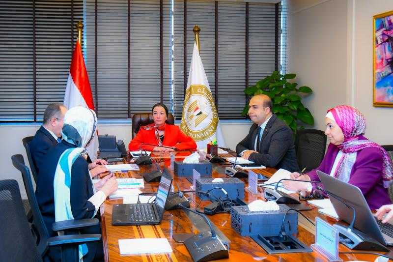 وزيرة البيئة تبحث مع رئيس شركة المقاولون العرب التعاون فى مجال إعادة تدوير مخلفات الهدم والبناء والأخشاب ومخلفات الصرف الصناعى