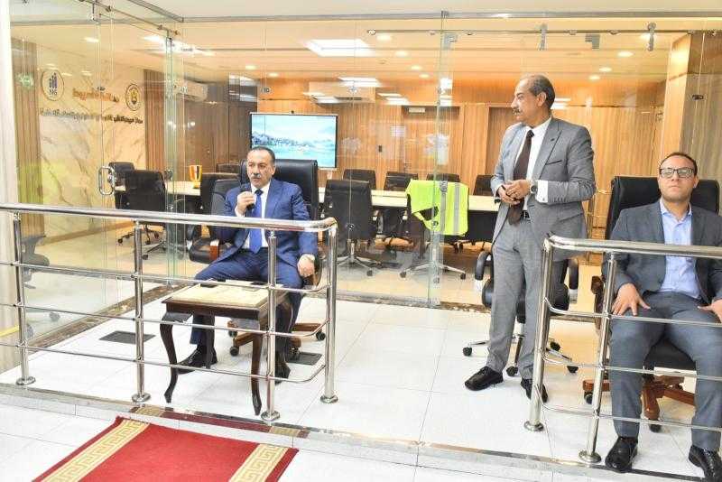 محافظ أسيوط يتابع جهود إزالة التعديات بالموجة 26 للازالات من مركز سيطرة الشبكة الوطنية