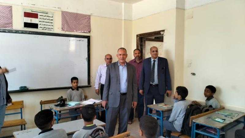 وكيل وزارة التعليم بأسيوط يواصل جولاته على بعض مدارس ديروط لمتابعة سير العملية التعليمية