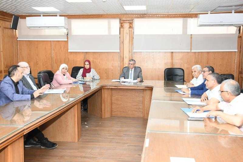 لجنة جوائز جامعة قناة السويس التقديرية والتشجيعية تعقد اجتماعها لبحث ملفات الجوائز والمنح البحثية