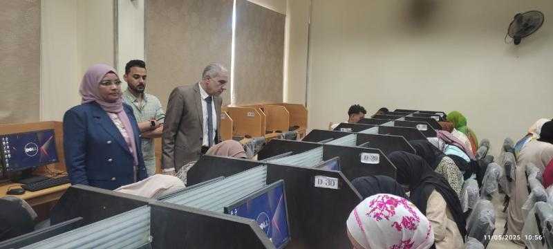 رئيس جامعة أسوان يتفقد امتحانات التمريض ويؤكد علي توفير بيئة آمنة لـ1400 طالب وطالبة