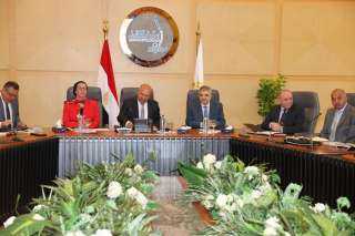 وزير الصناعة والنقل يبحث آليات تقديم خدمة جمع المخلفات الصلبة من السفن العابرة لقناة السويس وفقًا لمعايير الاستدامة البيئية