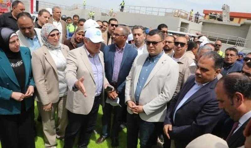 وزير الإسكان ومحافظ الشرقية يتفقدان مشروع صرف صحي سنهوا بمنيا القمح