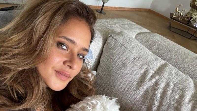 نيللي كريم تشارك جمهورها صورة جديدة وتعلن عن فيلمها ”هابي بيرزداي”