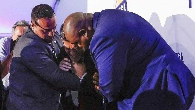 انهيار زعيم اليمين القومي في البرتغال أندريه فينتورا أثناء خطاب انتخابي