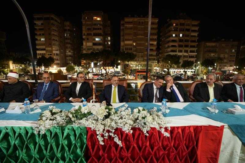 محافظ أسيوط يشهد حفل زفاف فتاة يتيمة ويوجه بتوفير كافة مستلزمات الحياة الكريمة لها