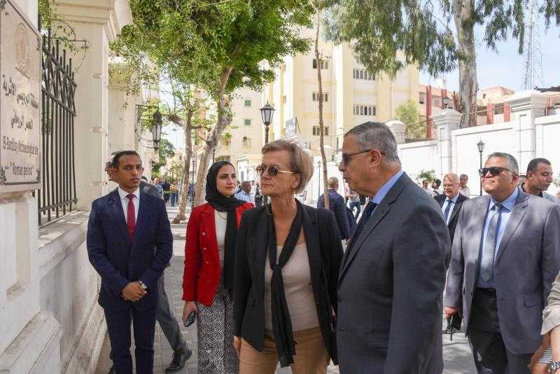 محافظ الإسكندرية وسفيرة الاتحاد الأوروبي يتفقدان مشروع إحياء شارع النبي دانيال التراثي