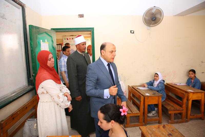 محافظ كفرالشيخ يطمئن على سير امتحانات الشهادة الابتدائية الأزهرية بالمعهد الابتدائي النموذجي