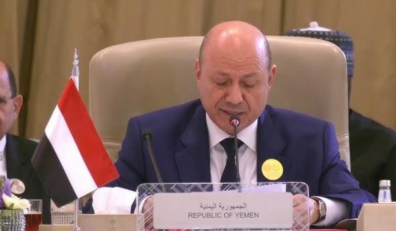رئيس مجلس القيادة الرئاسي اليمني: نرفض التهجير القسري للفلسطينيين وندعم إعادة إعمار غزة