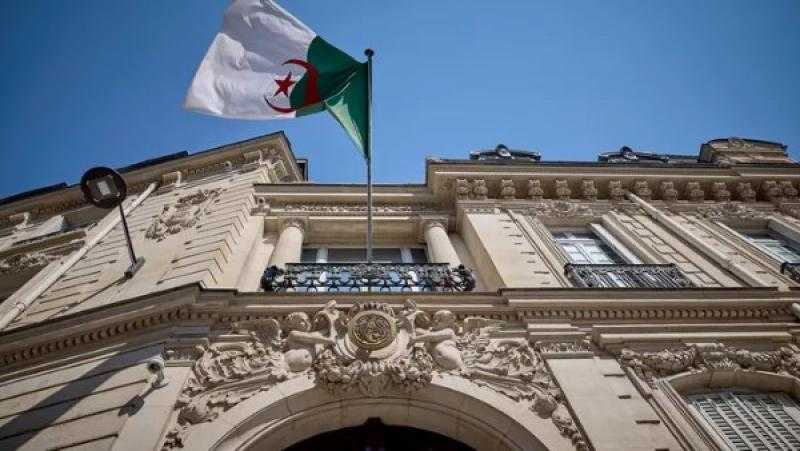 فرنسا: الجزائريون حاملو جوازات السفر الدبلوماسية بحاجة إلى تأشيرة لدخول البلاد