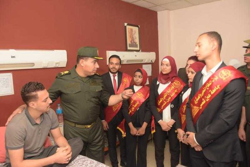 وفد من طلاب جامعة عين شمس في زيارة مصابي العمليات الإرهابية بمستشفى حلمية الزيتون