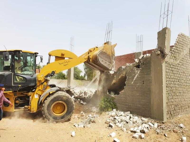 محافظ أسيوط: إزالة 49 حالة تعدي على أراضي زراعية وأملاك دولة بمركزي ديروط وأسيوط
