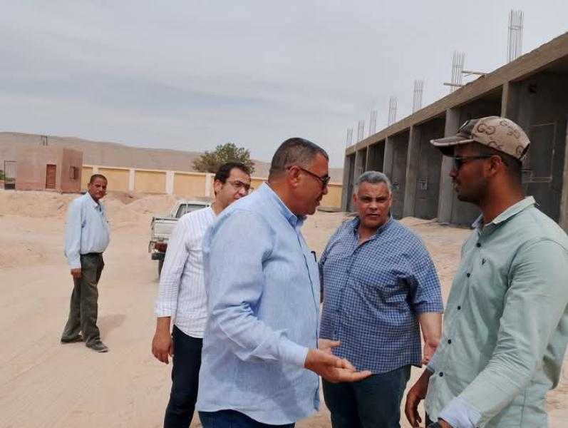 رئيس مركز البداري بأسيوط يتفقد الأعمال الإنشائية بسوق عرب مطير