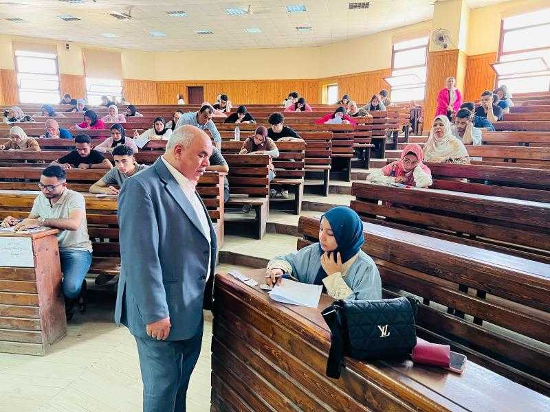 رئيس جامعة الدلتا التكنولوجية يتفقد سير اختبارات نهاية الفصل الدراسى الثانى للعام الجامعى ٢٠٢٥/٢٠٢٤