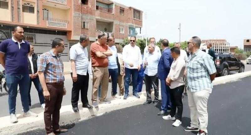 محافظ الشرقية يُتابع إستكمال أعمال الرصف والتطوير الجارية بطريق أبو حاكم / ميت ابو علي بمركز الزقازيق