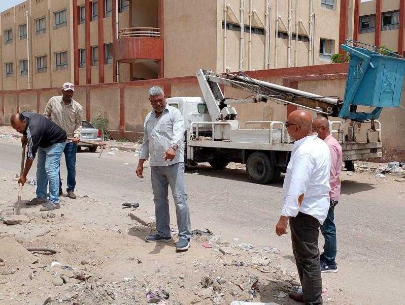 بدء أعمال رفع المخلفات وزرع أعمدة إنارة بشارع أسوان أمام أبراج الإسكان الاجتماعي ببورسعيد