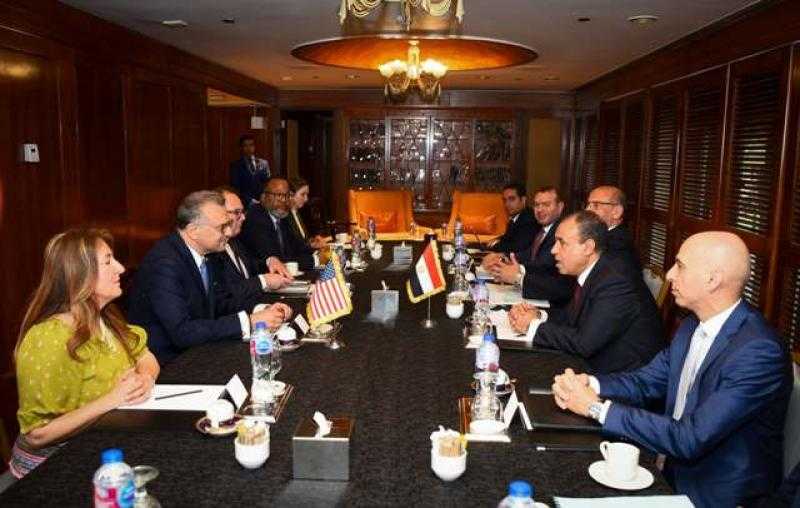وزير الخارجية يتبادل الرؤى حول عدد من القضايا الإقليمية مع كبير مستشاري الرئيس الأمريكي للشئون العربية