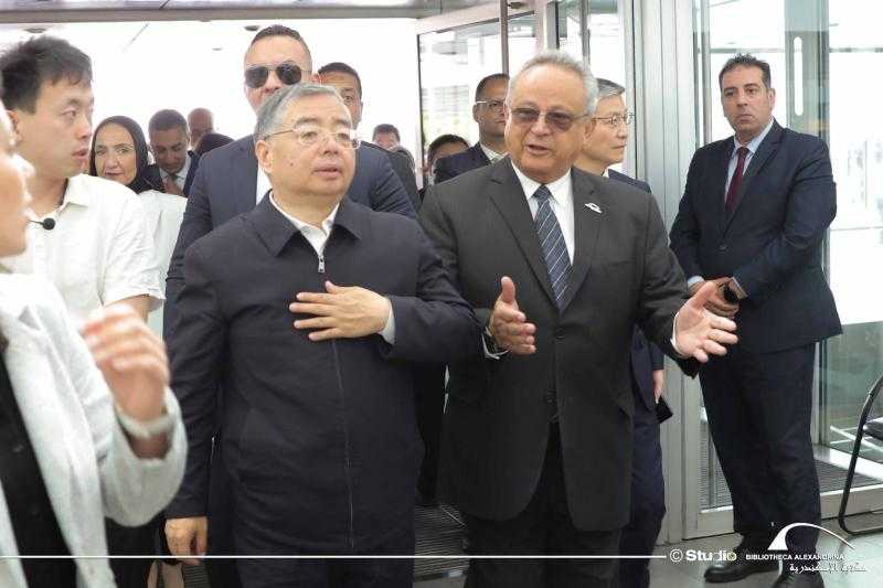 عضو المكتب السياسي للجنة المركزية للحزب الشيوعي الصيني يزور مكتبة الإسكندرية