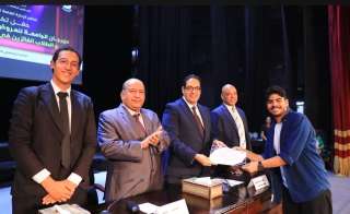 رئيس جامعة القاهرة يكرم الفائزين في مهرجان الجامعة للعروض المسرحية الطويلة وفي مهرجان ”إبداع 13”