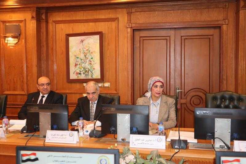 رئيس جامعة الأقصر تشارك في الاجتماع الدوري للمجلس الأعلى لشئون التعليم والطلاب