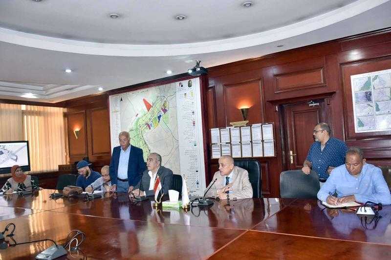محافظ الأقصر يستقبل وفد هيئة الأنفاق لبحث مشروع القطار الكهربائي السريع