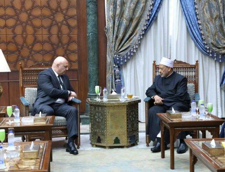 الرئيس اللبناني يدعو شيخ الأزهر لزيارة لبنان وإعادة افتتاح المعهد الأزهري في بيروت