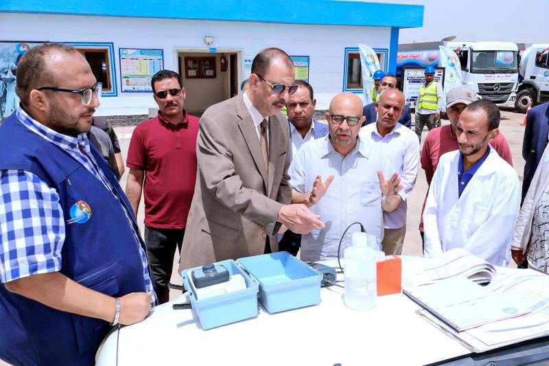 محافظ سوهاج يتفقد محطة مياه الأحايوة المدمجة بمركز أخميم