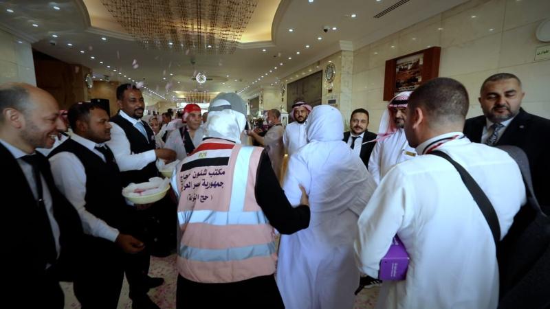 ورود وأناشيد وفرحة.. استقبال مهيب لحجاج القرعة في المدينة المنورةl صور