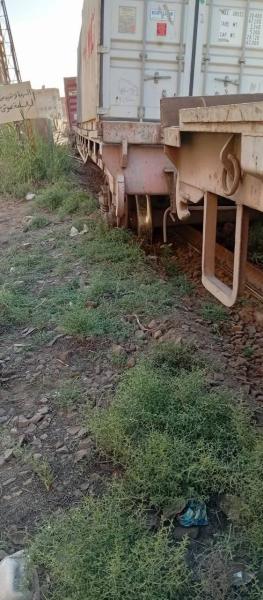 خروج 7 عربات من قطار بضائع عن القضبان 