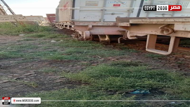 خروج 7 عربات من قطار بضائع عن القضبان