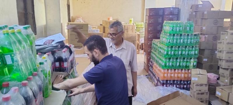 تحرير  محاضر والتحفظ على مواد غذائية ومياه غازية منتهية الصلاحية داخل أحد المخازن بمحافظة بني سويف