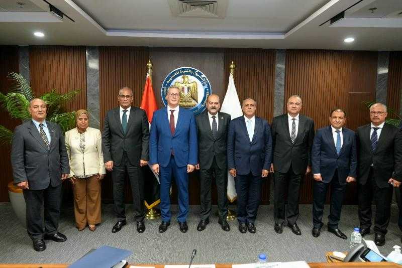 وزير البترول والثروة المعدنية :  منتجات قطاع البتروكيماويات تدخل في استخدامات حياتية وتغذي صناعات متنوعة
