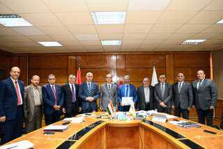 رئيس جامعة أسيوط يترأس اجتماع مجلس إدارة وحدة نقل التكنولوجيا المتكاملة لمتابعة سير العمل وخطط التحديث والتطوير