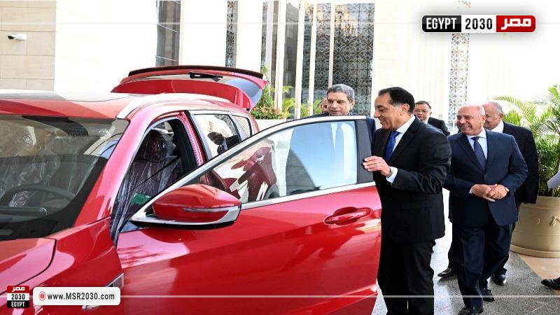 رئيس الوزراء يشهد نموذجين لسيارتين من طراز جيتور T2 وجيتور X70plus