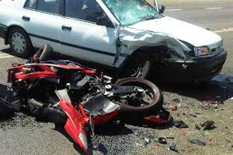 حادث تصادم بين سيارة ودراجة نارية