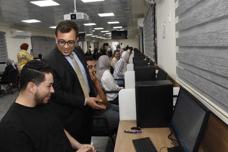 عميد طب الأسنان بجامعة عين شمس يتفقد أول امتحان عملي بنظام Computer Based في إطار خطة الكلية للتحول الرقمى