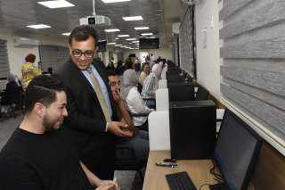 عميد طب الأسنان بجامعة عين شمس يتفقد أول امتحان عملي بنظام Computer Based في إطار خطة الكلية للتحول الرقمى