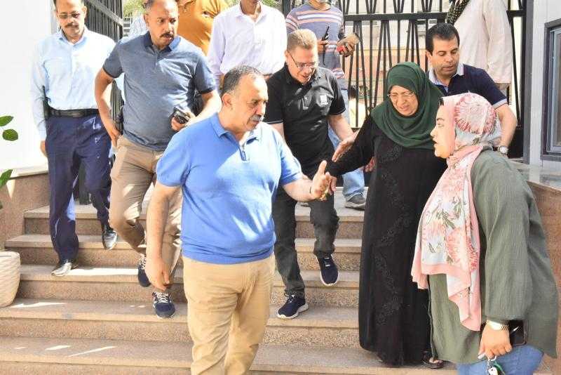 في لفتة إنسانية .. محافظ أسيوط يرافق سيدة إلى مستشفى الرمد ويوجه بعلاجها على نفقة التضامن الاجتماعي