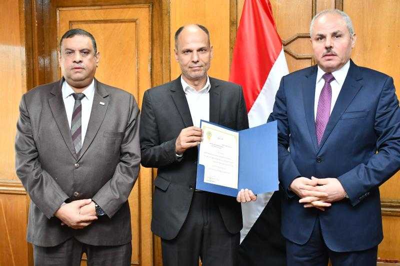 رئيس جامعة قناة السويس يُكلف حسن سليم مديرًا عامًا للشئون القانونية