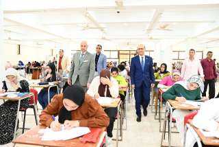 المنشاوي يواصل جولاته التفقدية لمتابعة سير امتحانات الفصل الدراسي الثاني بكليتي الحقوق والفنون الجميلة بجامعة أسيوط