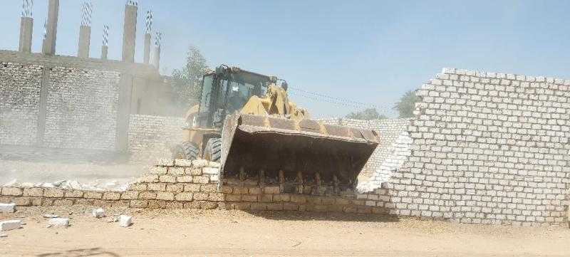 إزالة 12 حالة مخالفة بناء بمدينة الطود بالأقصر