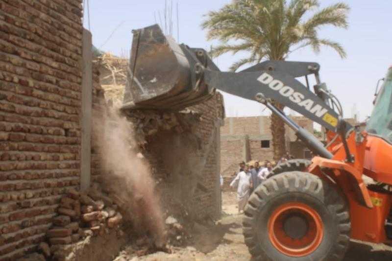 إسترداد ٣٩١ فدان من ملفات التقنين غير المستوفى بأرمنت بالأقصر وإزالة ١٢ حالة تعدى على أراضي زراعية