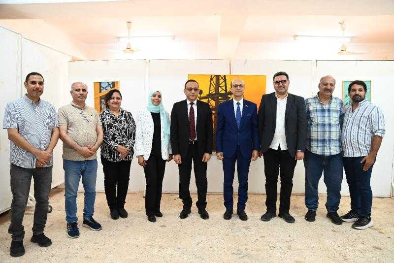 رئيس جامعة أسيوط يفتتح المعرض الفني من نافذة القطار بكلية الفنون الجميلة