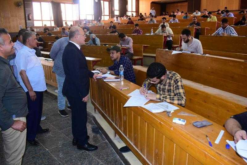 جولات تفقدية لرئيس جامعة سوهاج لمتابعة سير الإمتحانات بكليات الحاسبات والهندسة والحقوق