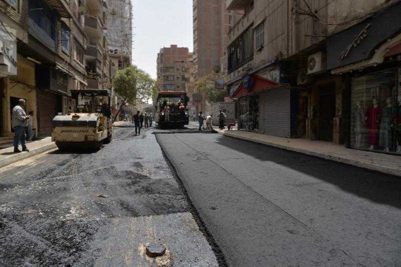 محافظ أسيوط يتابع ميدانياً أعمال تطوير ورصف شارع 26 يوليو وتفرعاته بتكلفة 7.5 مليون جنيه