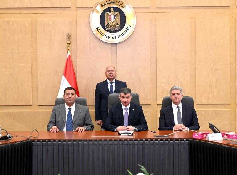 وزير الصناعة والنقل  يشهد توقيع عقد تنفيذ أعمال البنية الأساسية لمشروع إعادة تأهيل ترام الرمل