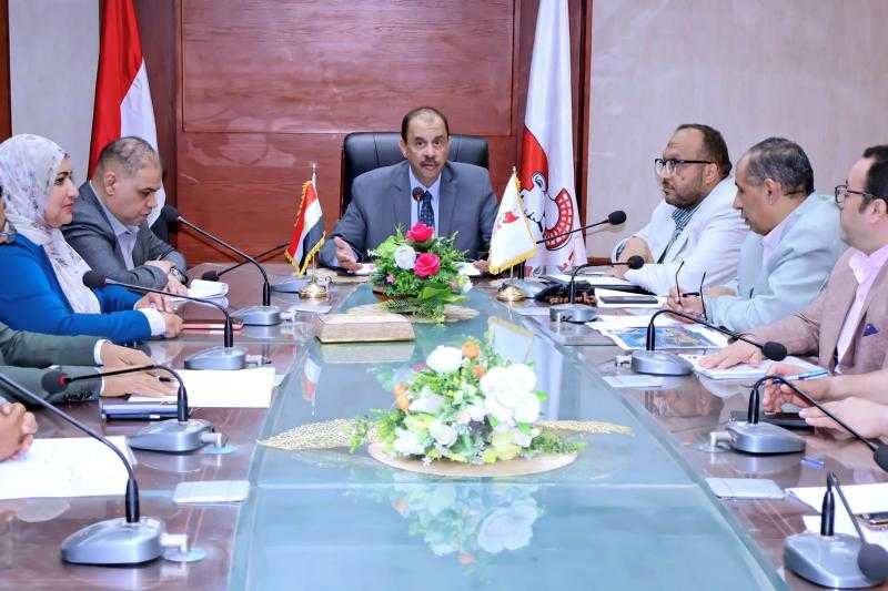 محافظ سوهاج يعقد اجتماعًا لمتابعة الموقف التنفيذي لمشروع الصرف الصحي بقرية قلفاو